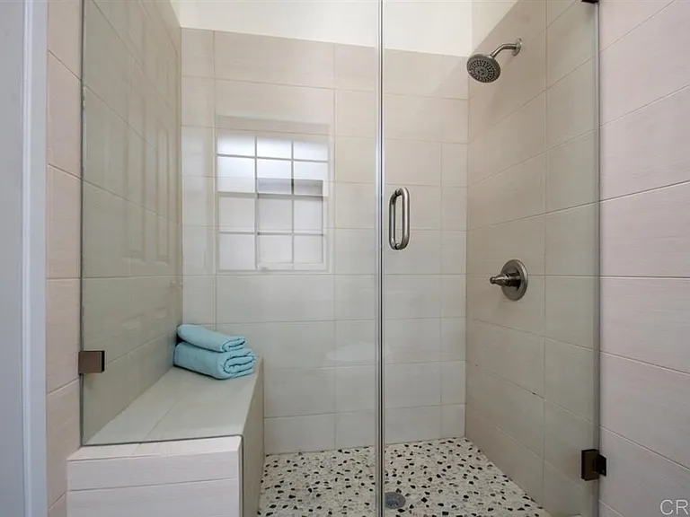 Open Shower 
Features a comfort bench
