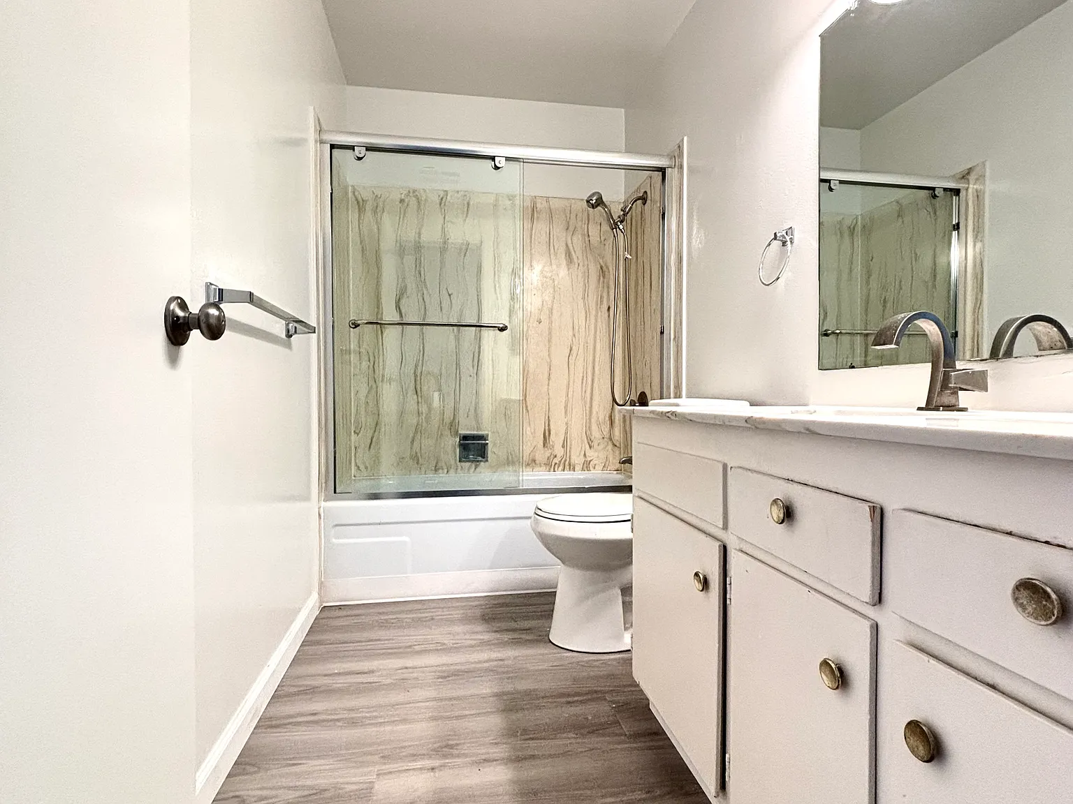 3 bed, 1350 sqft, $3,195 — Photo 2