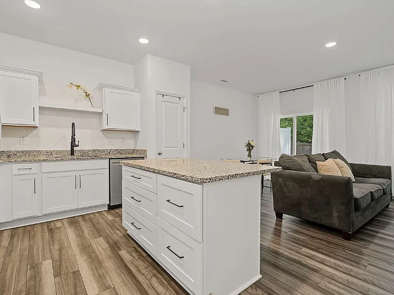 1005 Dakine Dr — Photo 9