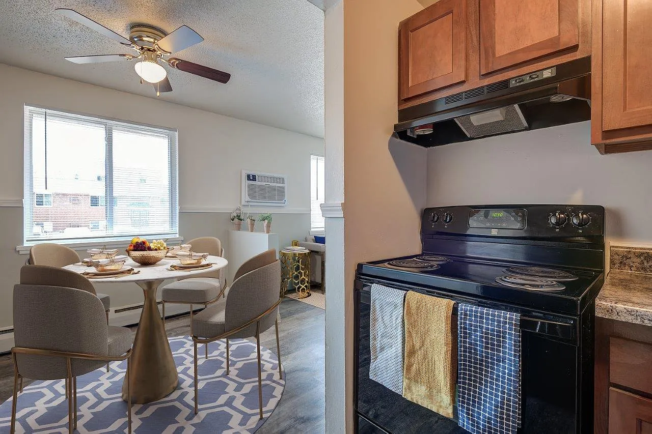 Dixon Manor Apartment Homes — Photo 1