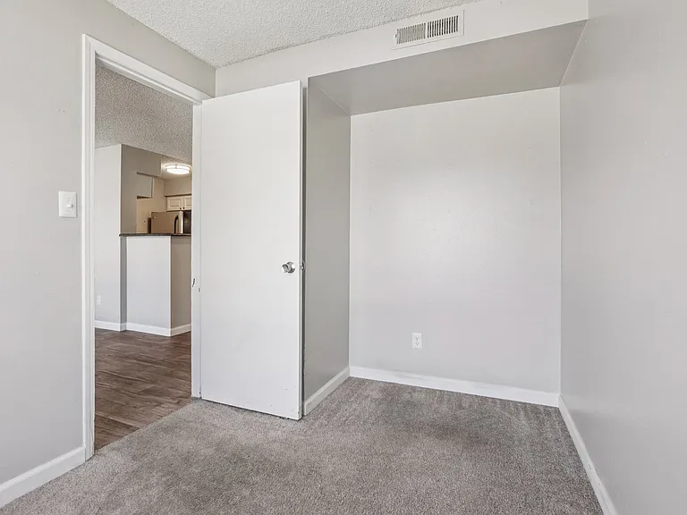 Windmill Apartments — Photo 6