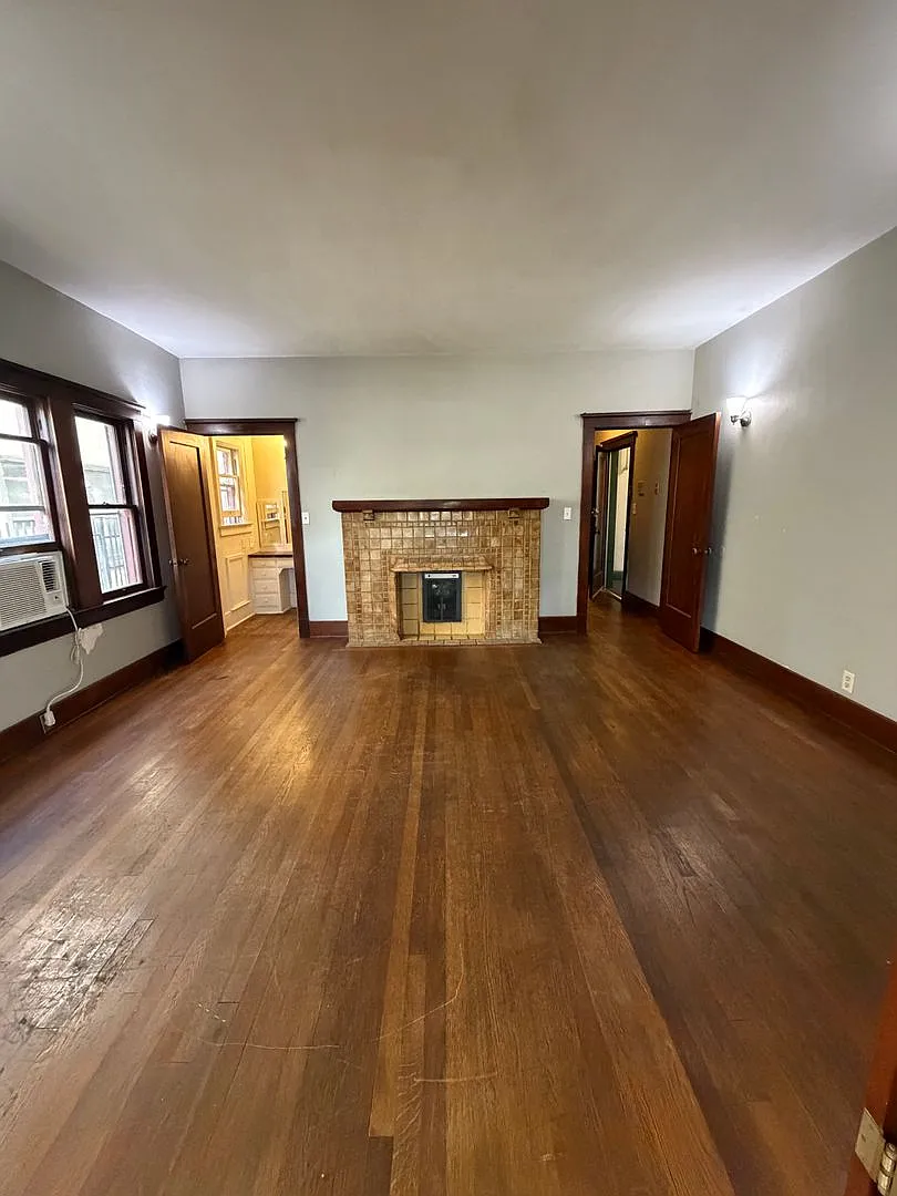 1561 N Van Ness Ave — Photo 4