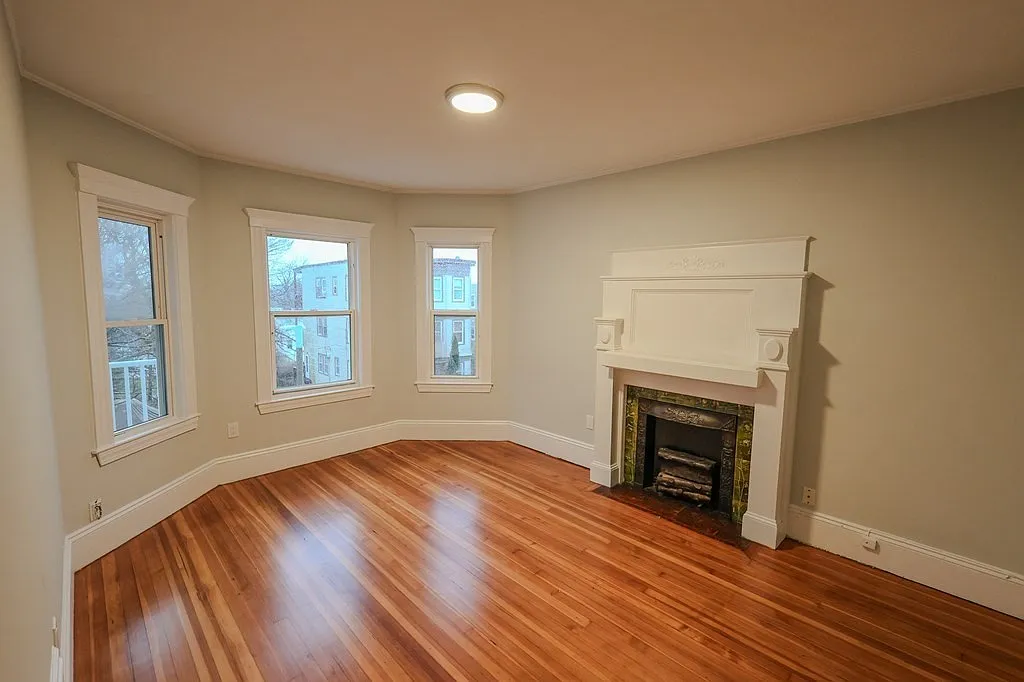3 bed, 1.0 bath, 1100 sqft, $3,300 — Photo 3