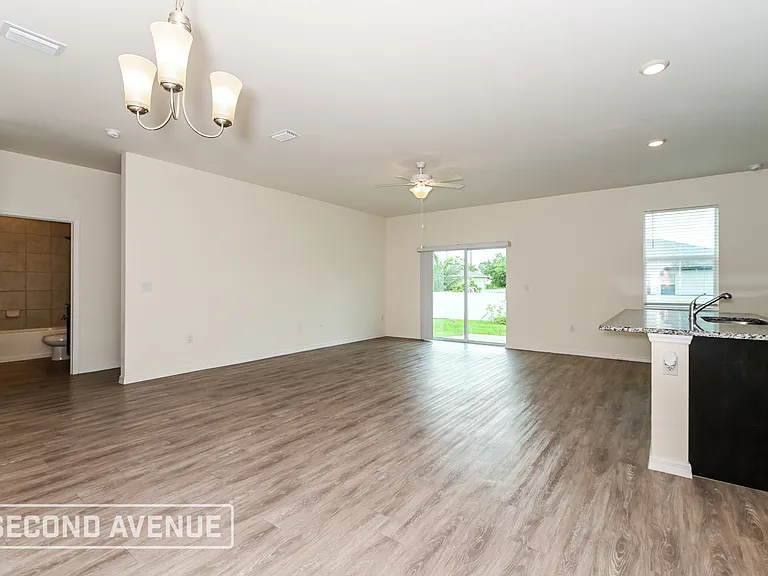 2728 NE 6th Pl — Photo 8