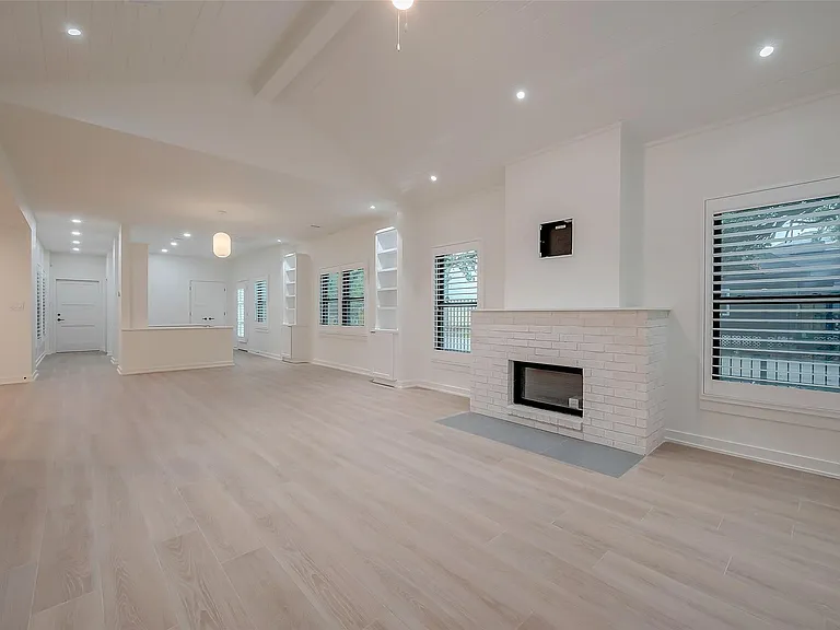 2702 Delano St — Photo 8