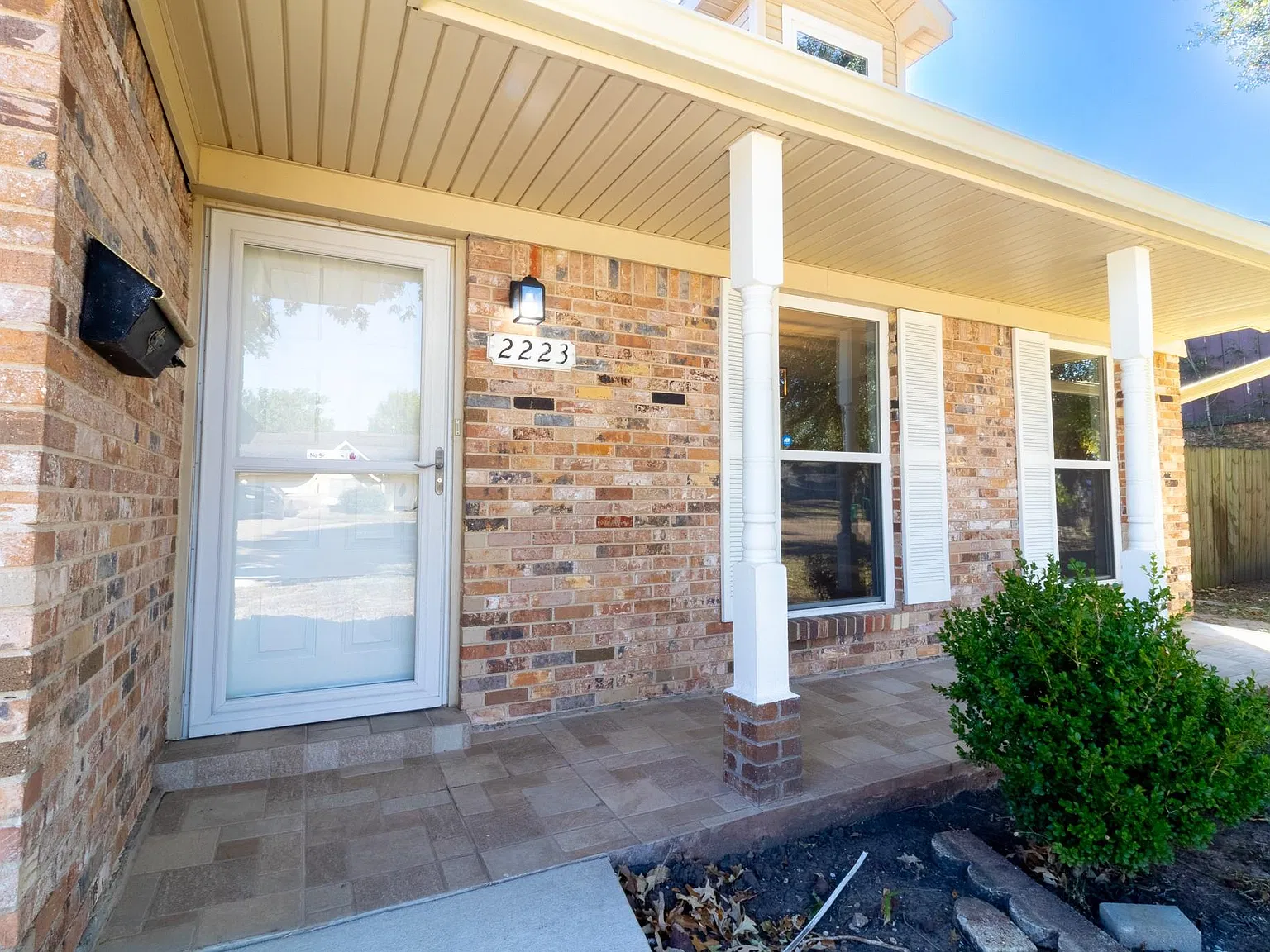4 bed, 2.0 bath, 1829 sqft, $2,400 — Photo 2