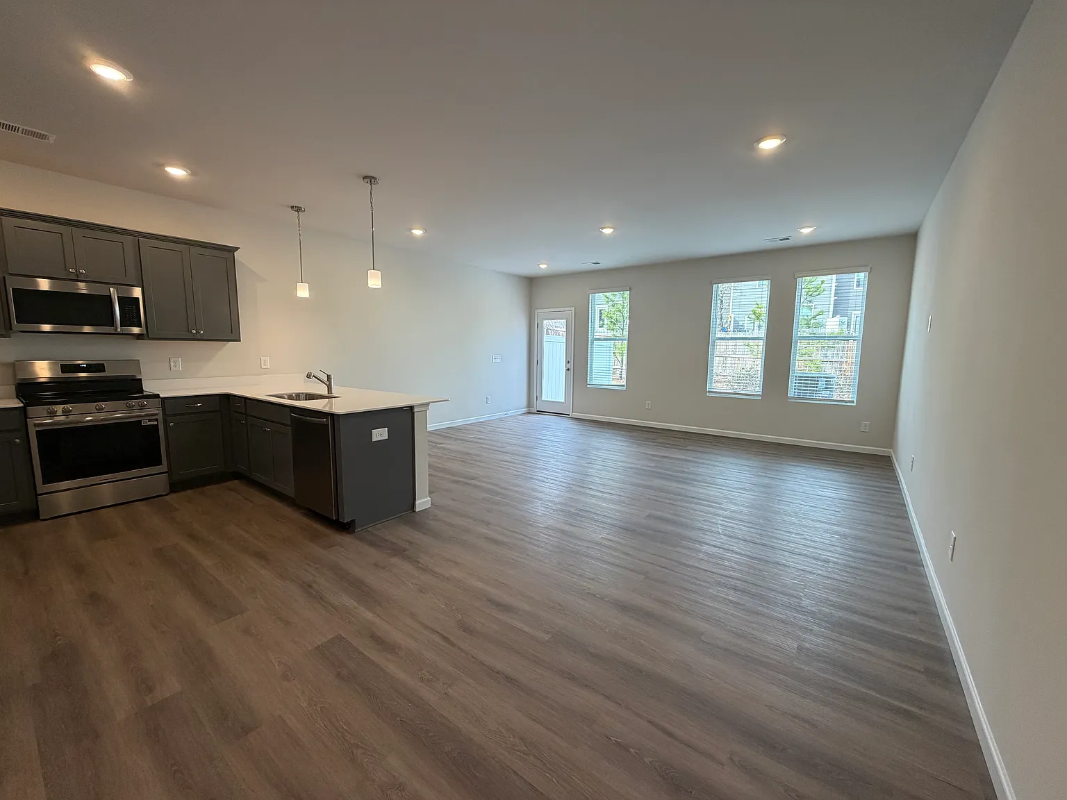 3 bed, 2.5 bath, 1661 sqft, $1,985 — Photo 2
