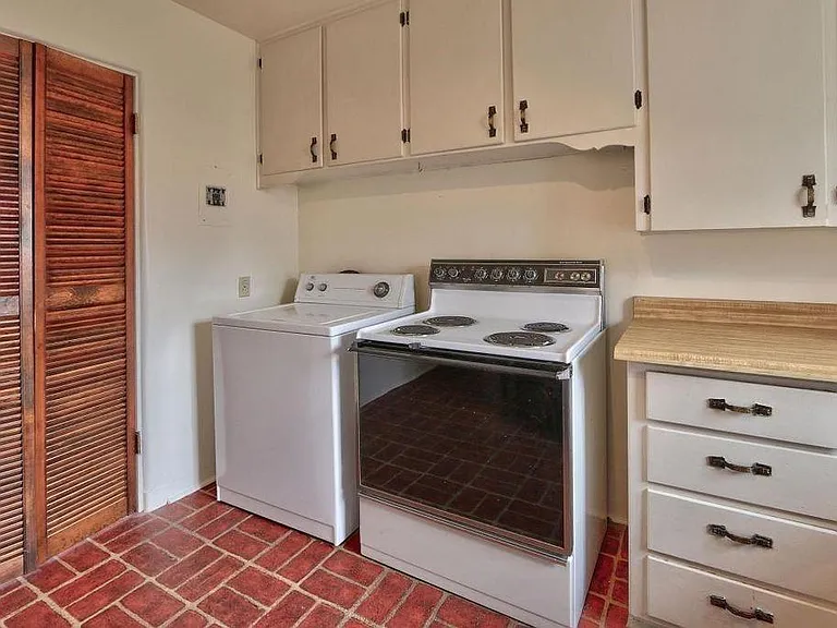 1032 Columbia Dr NE — Photo 16