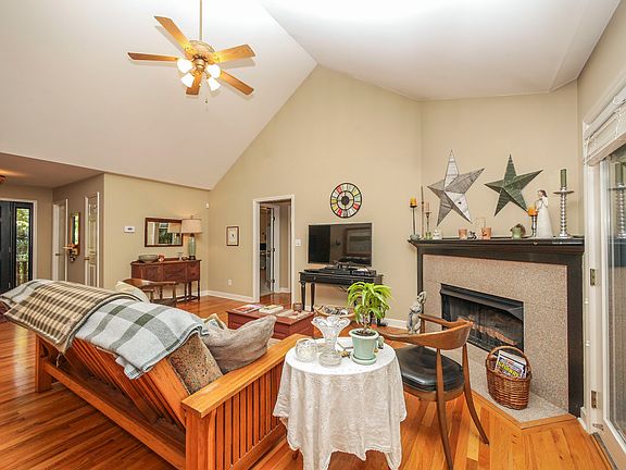 3rd image of 133 Rustic Way Ln