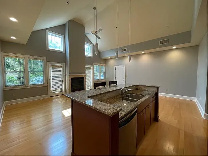 2 bed, 1274 sqft, $2,000 — Photo 4