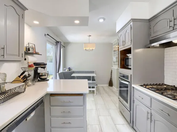 2550 Aldine St, Roseville, MN 55113