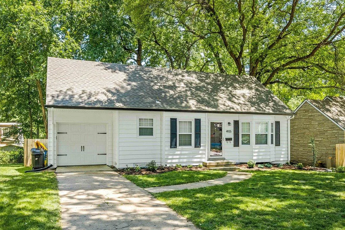 4935 Rosewood Dr — Photo 2
