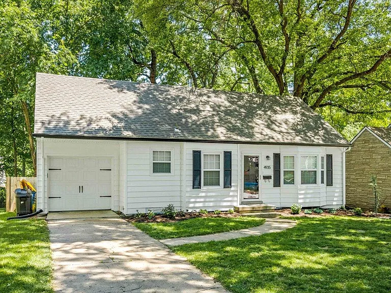 4935 Rosewood Dr — Photo 2