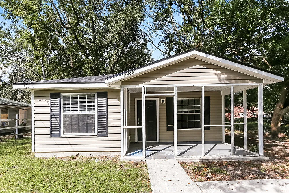 3 bed, 2.0 bath, 1077 sqft, $1,390 — Photo 1