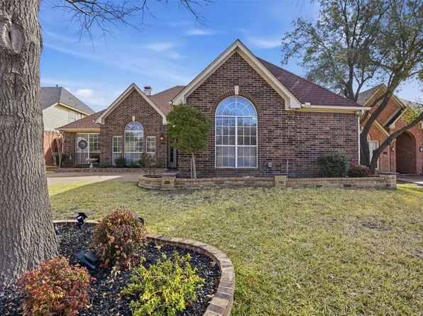 2221 Templeton Dr, Arlington, TX 76006