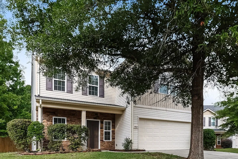 4 bed, 2.5 bath, 2376 sqft, $2,645 — Photo 4