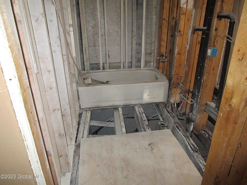 4th image of 3121 7th Avenue