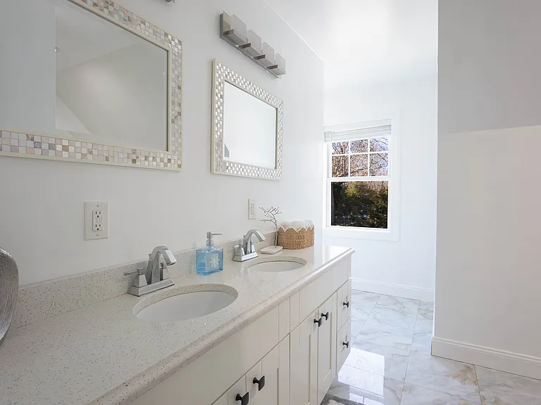 16 Hollyoak Ave — Photo 25