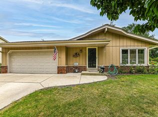 415 E Golden Ln, Oak Creek, WI 53154