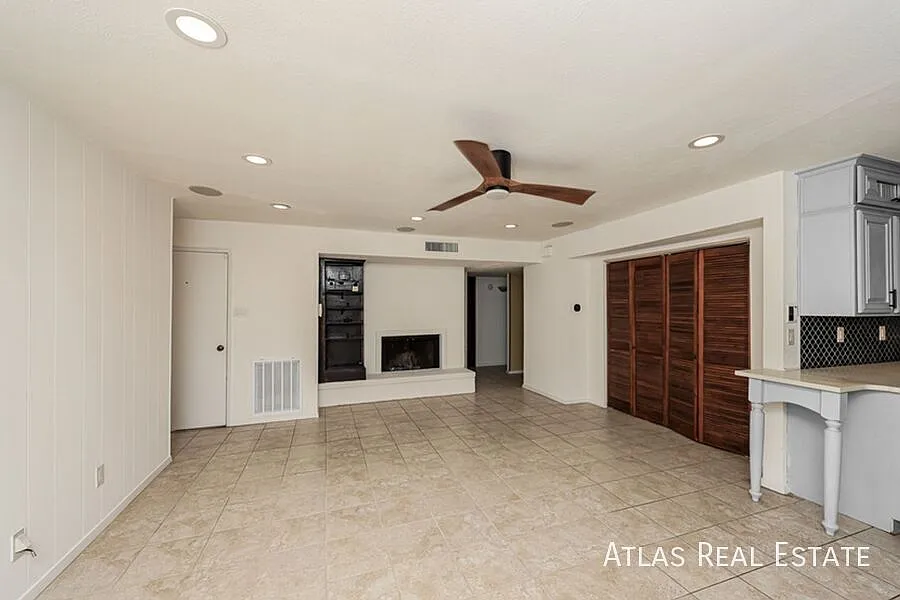 Charming 3-Bedroom Home in Carrollton 2021 Christie Lane — Photo 3