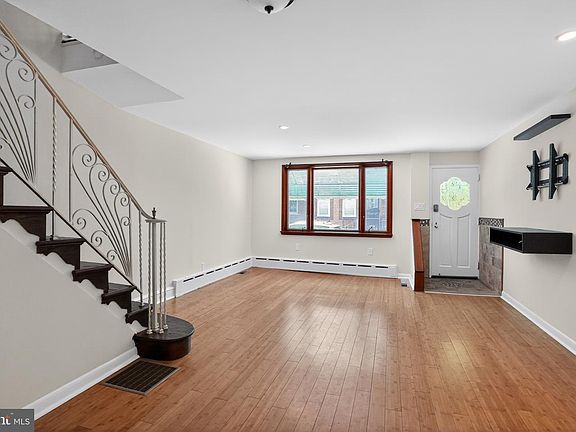 5th image of 933 Fernon St
