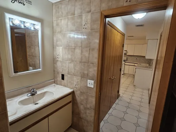 56 Grant Avenue image 8 of 12