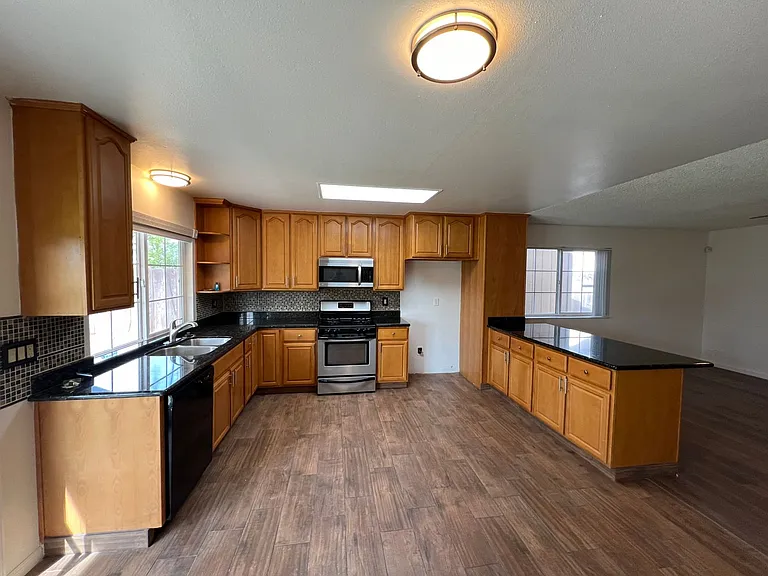 838 El Dorado St — Photo 8