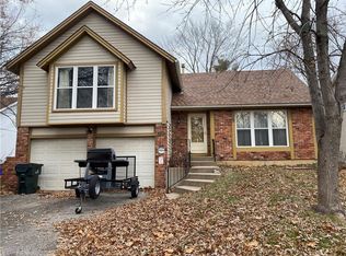 2124 E Arrowhead Cir, Olathe, KS 66062