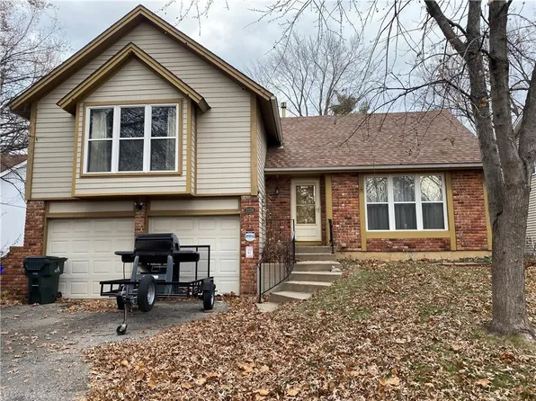 2124 E Arrowhead Cir, Olathe, KS 66062