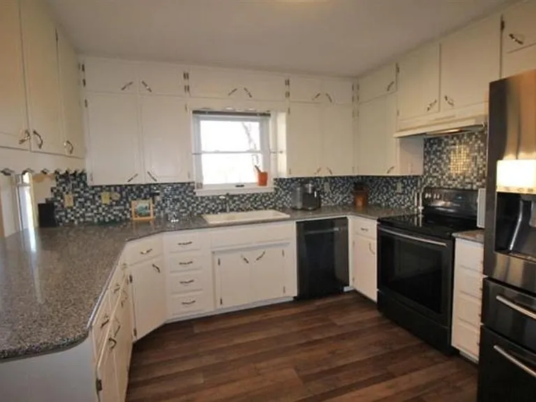 801 Pearson Dr — Photo 3
