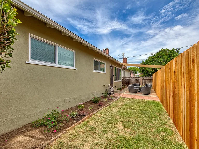 22041 Vanowen St — Photo 13