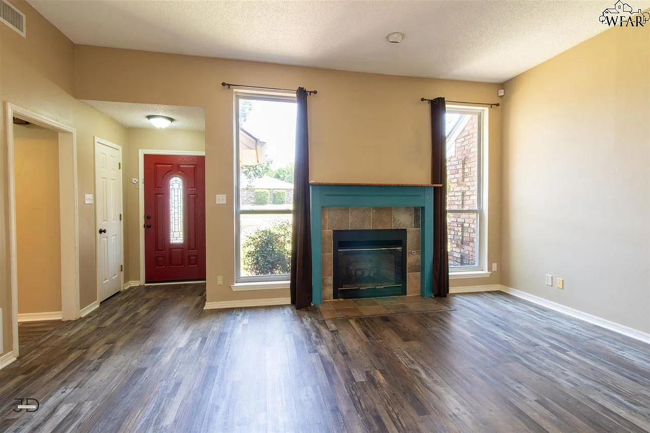 3 bed, 2.0 bath, 1586 sqft, $2,295 — Photo 3