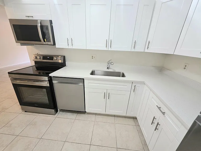 959 SE 2nd Ave #101 — Photo 9