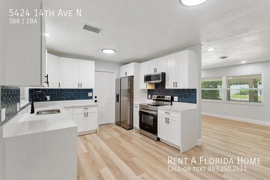 Beautifully Updated St. Petersburg Home Minutes from the Gulf Beaches! — Photo 4