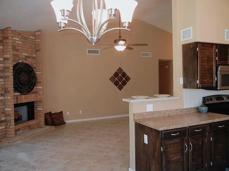 1142 E Scott Ave — Photo 3