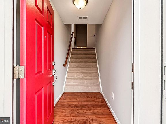 3rd image of 2433 Battery Hill Cir