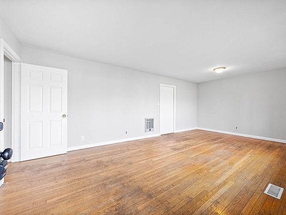 5th image of 12 Lexington Dr