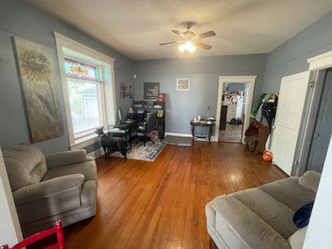 4th image of 111 W 16th St