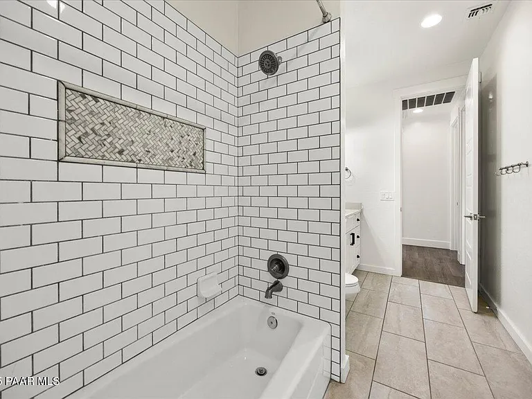 1643 Stratford Pl — Photo 22