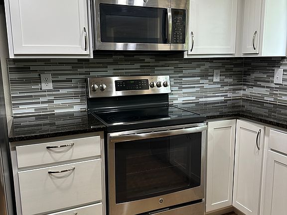 4th image of 825 NW Huckle Dr