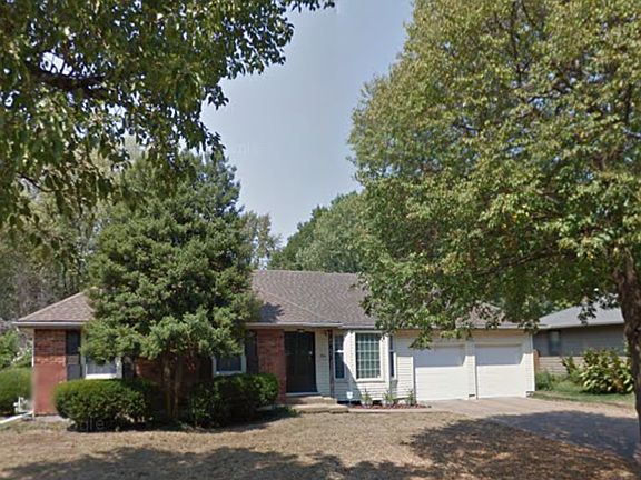 2nd image of 504 NE Applewood St
