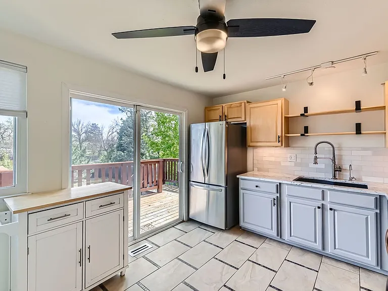 1186 N Franklin Ave — Photo 8