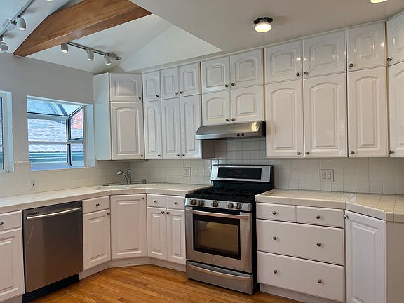 Kitchen: Tons of Cabinets
