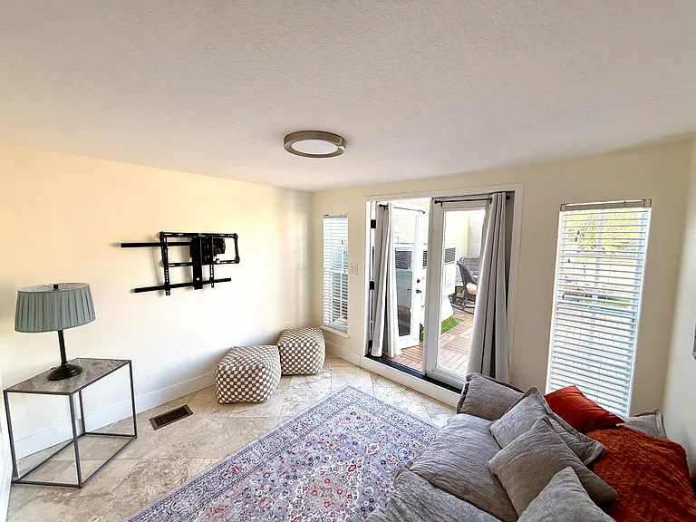 606 E Livingston St — Photo 56