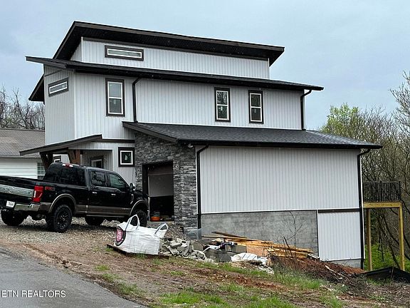 2nd image of 105 Henry Ave