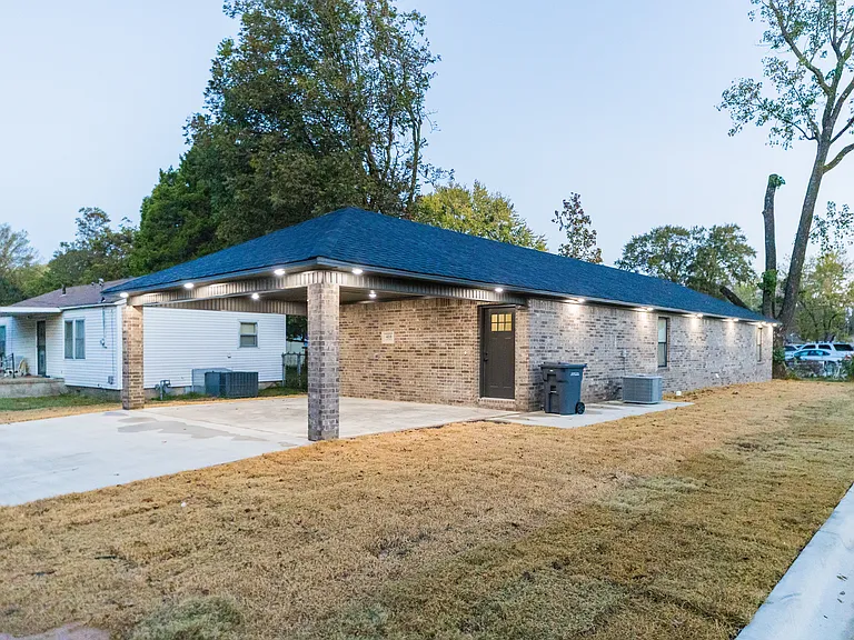 410 E Allen Ave — Photo 2