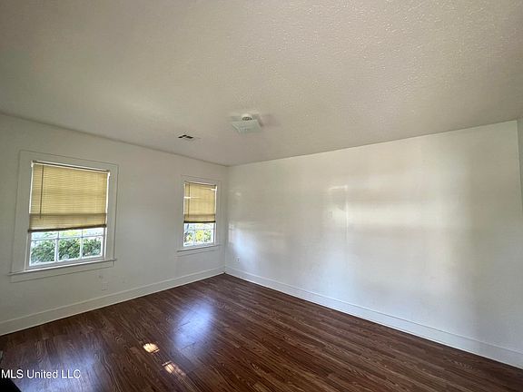 2nd image of 802 Farmer St