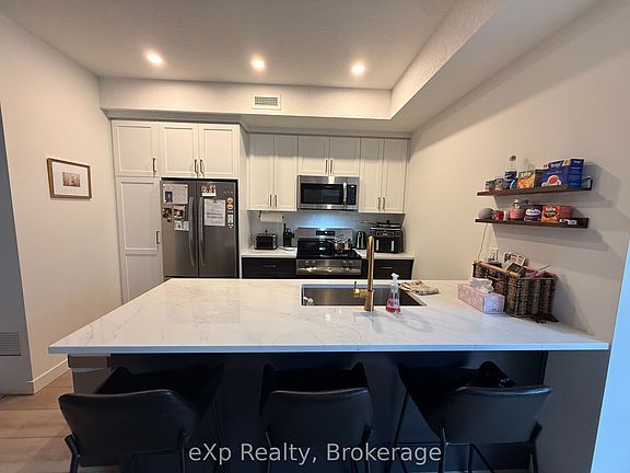 5th image of 824 Woolwich St #128