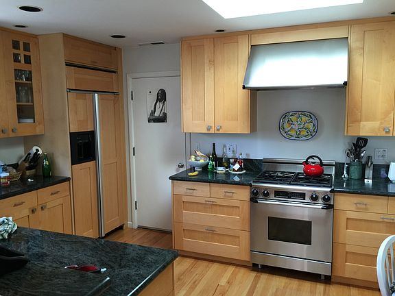 3rd image of 915 Peggy Ln