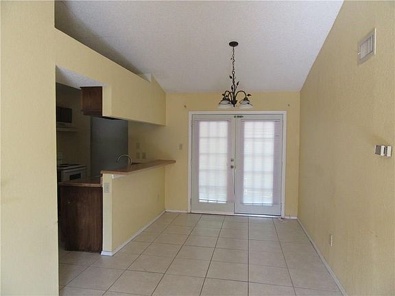3rd image of 2001 Highwood Dr